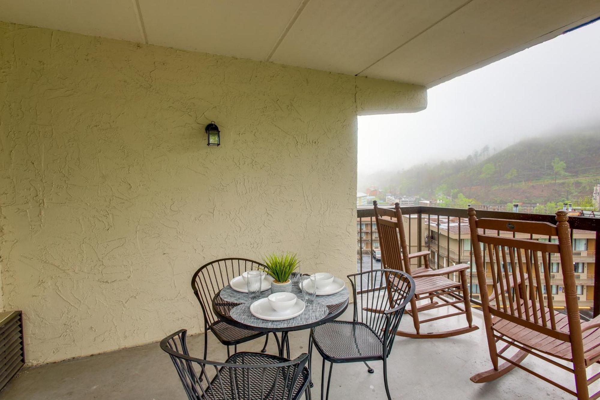 Gatlinburg Condo With Smoky Views Walk To Town! Exterior photo
